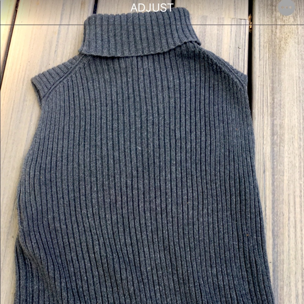 GAP TURTLENECK SLEEVELESS SWEATER